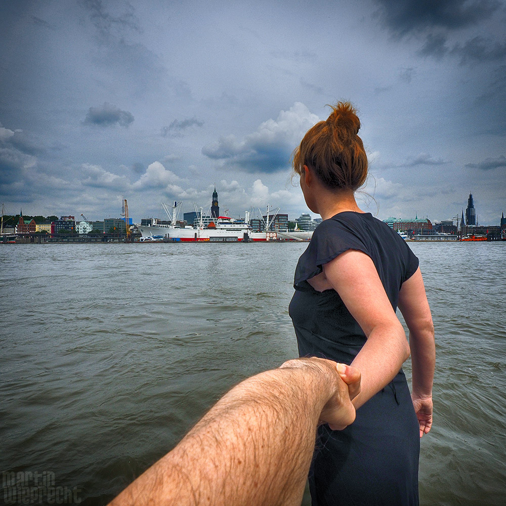 I Follow You: Blick über die Elbe zur CAP SANDIEGO