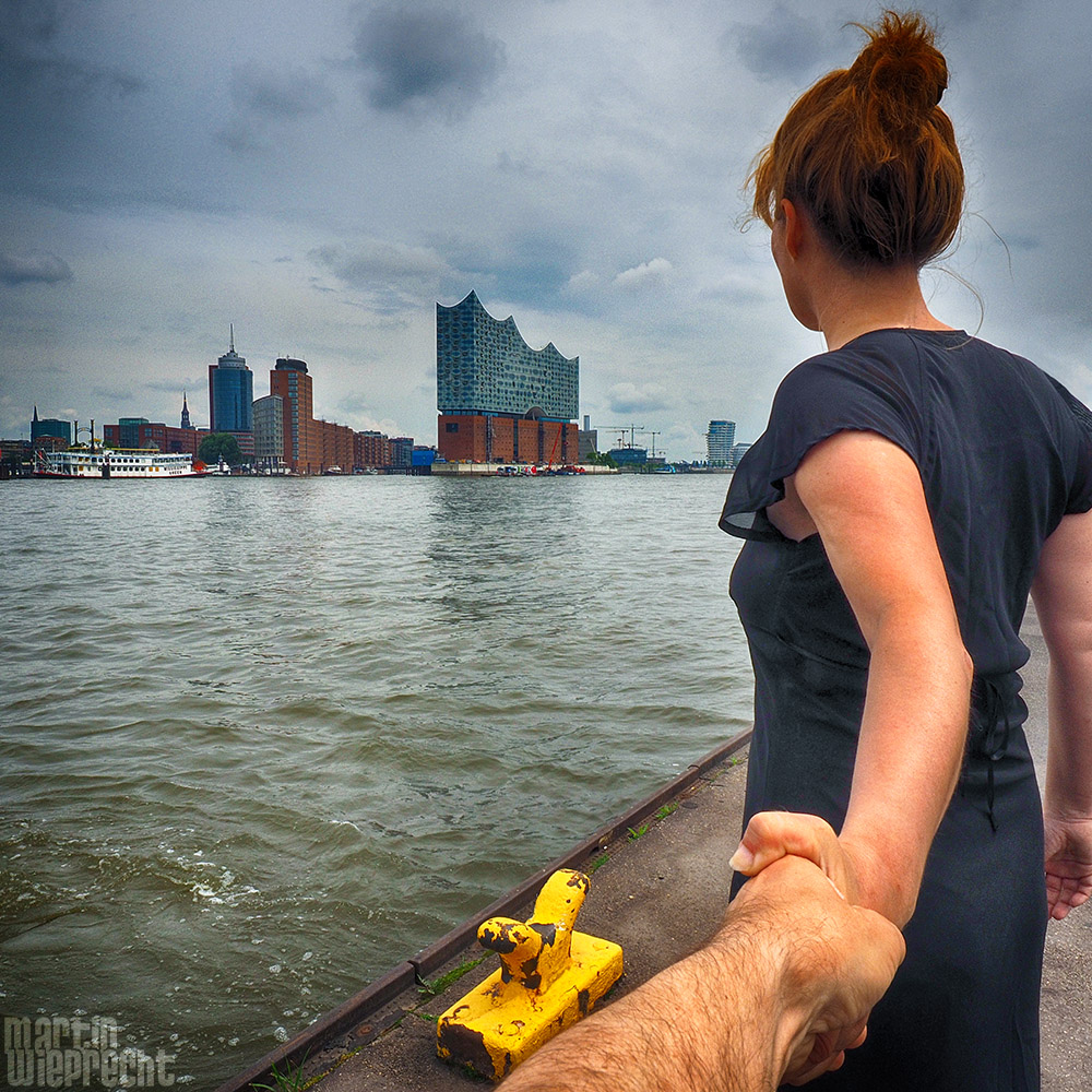 I Follow You: Elbphilharmonie - Blick über die Elbe