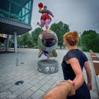 I Follow You: Niki de Saint Phalle Skulptur vorm Stage Theater