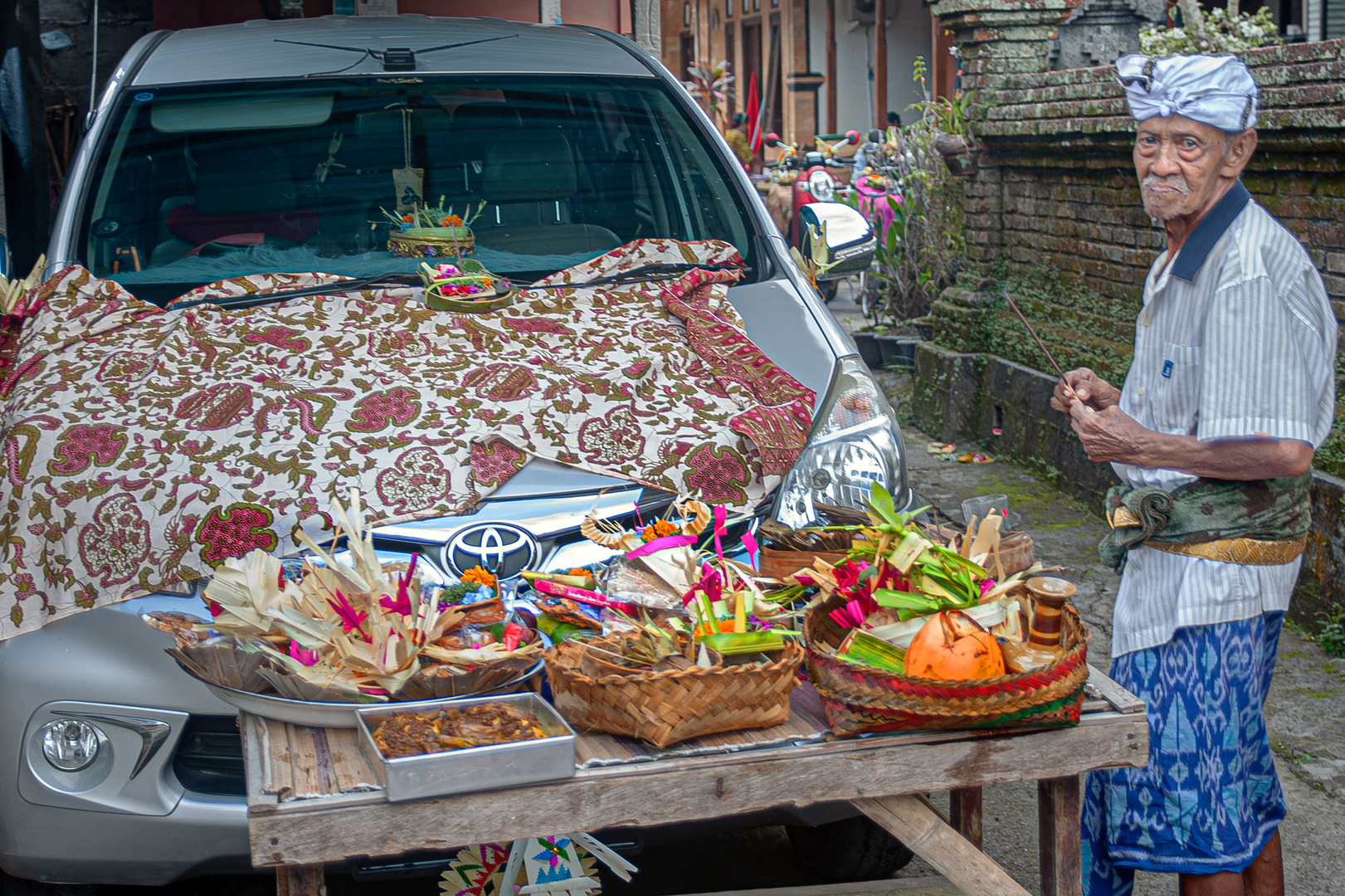 I Gusti Agung Made Oga blessings the offerings