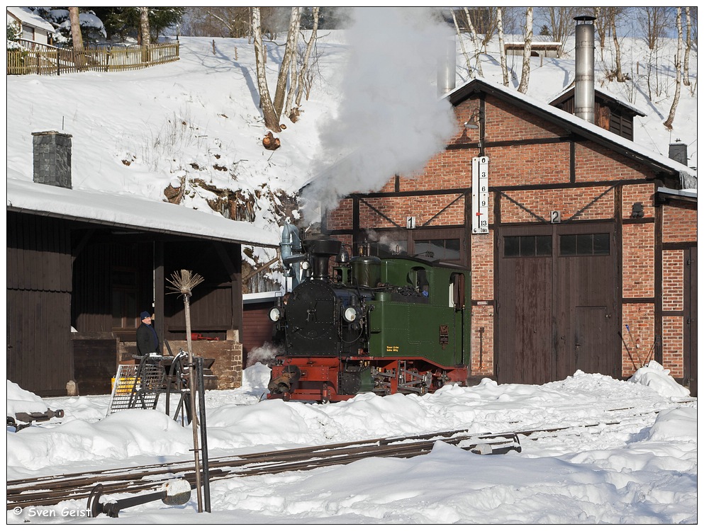 I K 54 startklar vor dem Jöhstadter Heizhaus im Winter