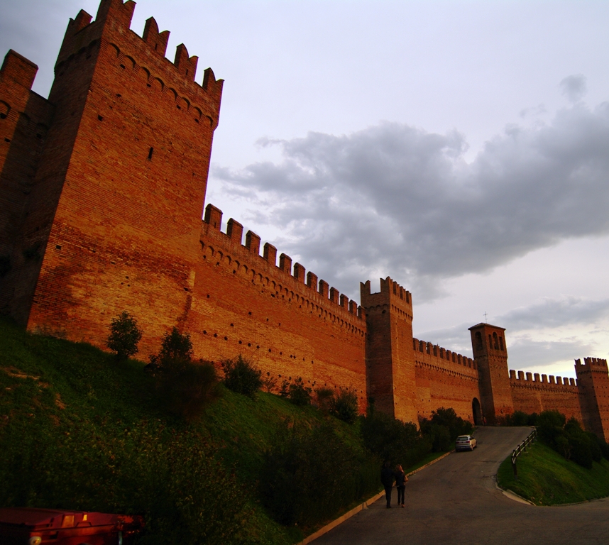 I merli del castello di gradara al tramonto.