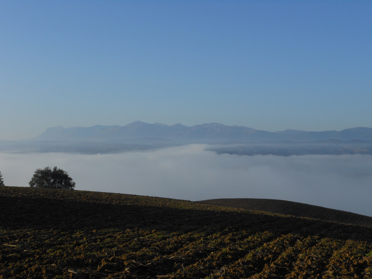 I monti Sibillini oltre la nebbia