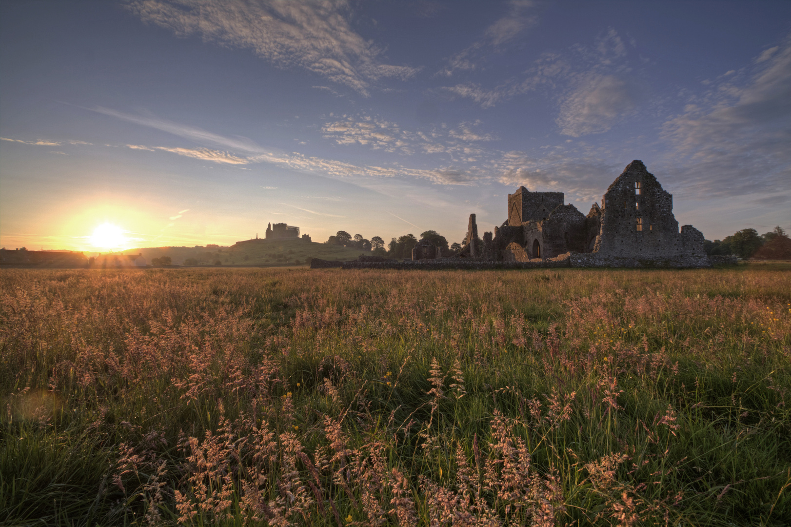 I R E L A N D - 3 --- Sonnenaufgang über Hore Abbey und Rock of Cashel