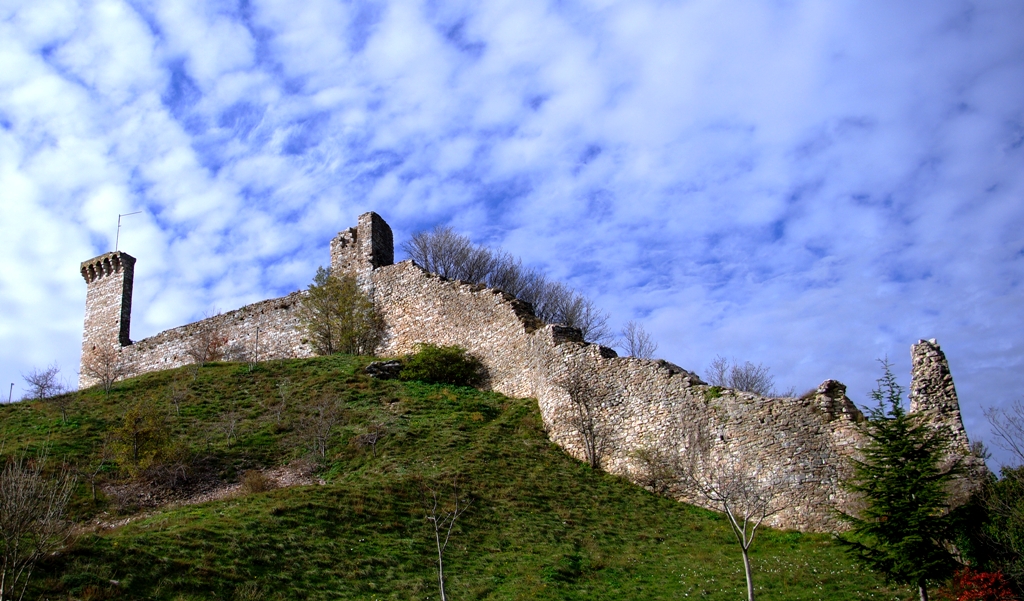 I resti delle mure della fortezza di assisi.