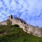I resti delle mure della fortezza di assisi.