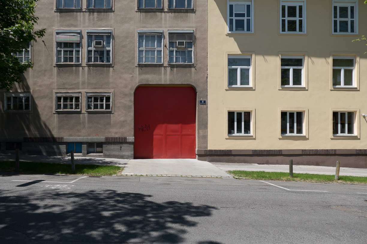 I See A Red Door And I Want To Paint It Black Foto