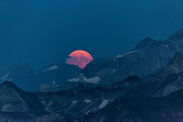 I see a red moon rising