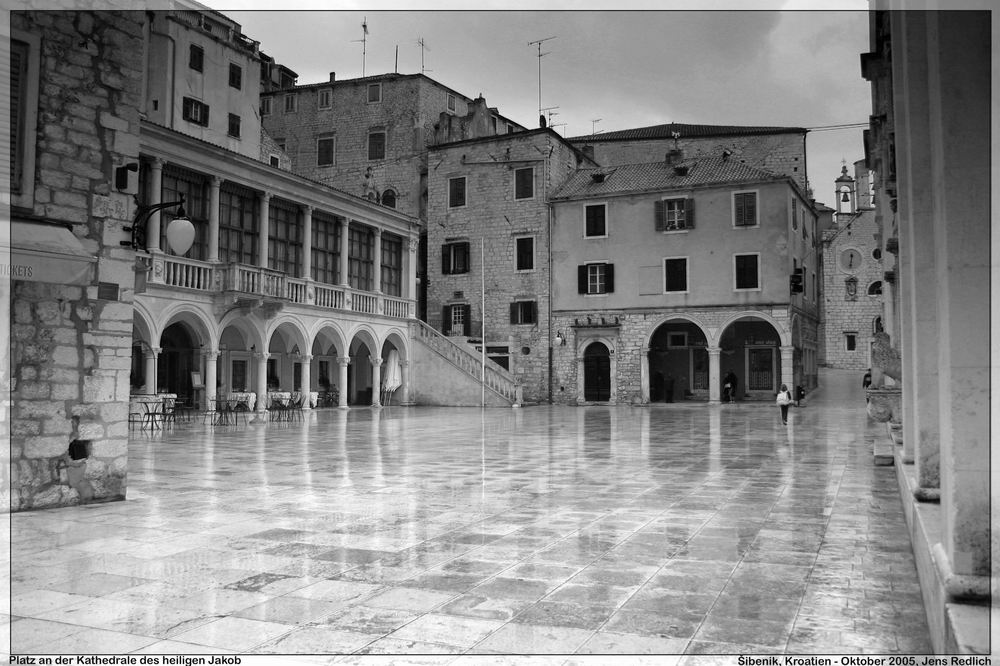 Šibenik - Platz vor der Kathedrale des heiligen Jakob im nassen Regengrau