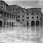 Šibenik - Platz vor der Kathedrale des heiligen Jakob im nassen Regengrau