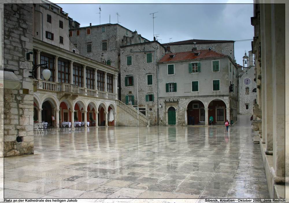 Šibenik - Platz vor der Kathedrale des heiligen Jakob im nassen Regengrau (color)