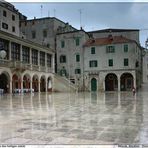 Šibenik - Platz vor der Kathedrale des heiligen Jakob im nassen Regengrau (color)