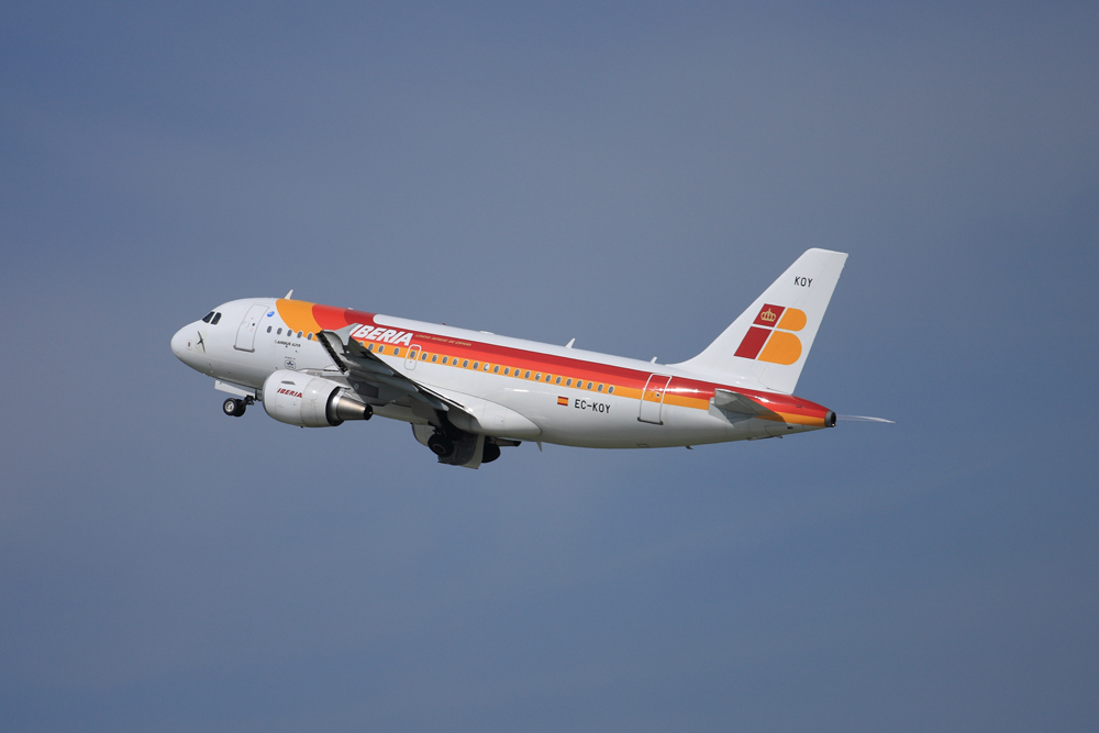 Iberia A319 beim Start in Düsseldorf.