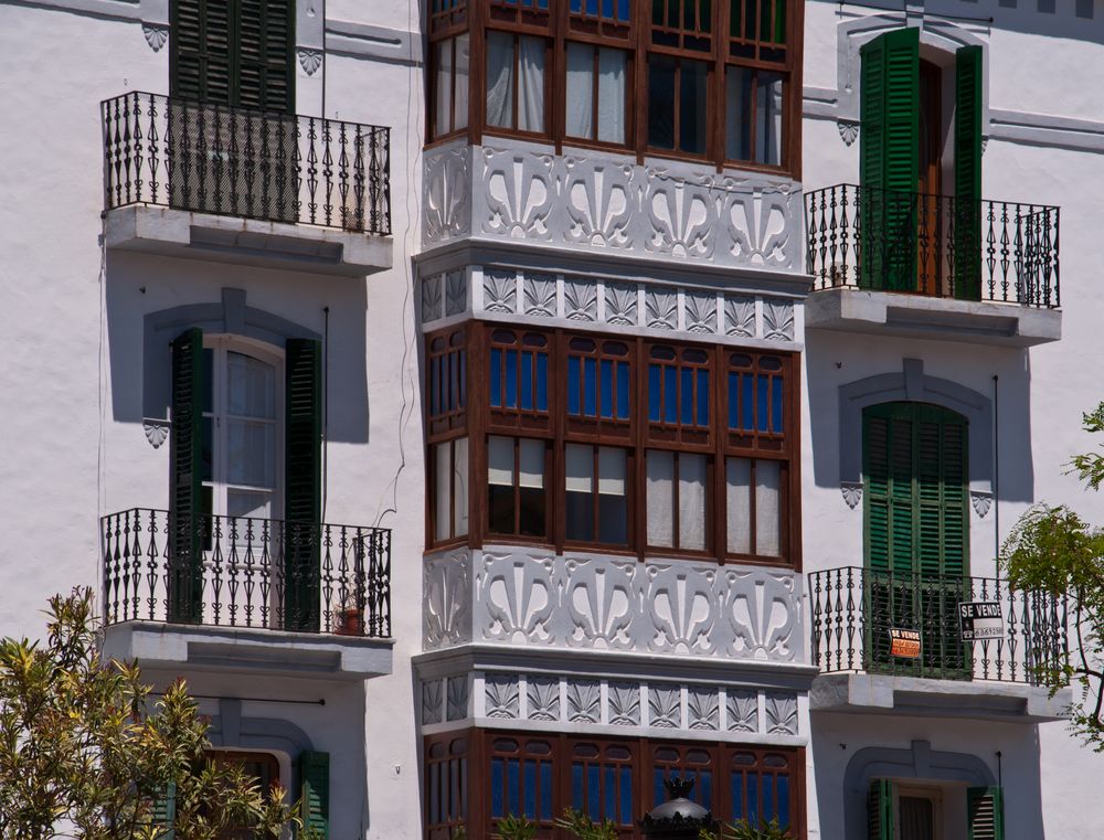 Ibiza - Architektur : Fassade am zentralen Platz Vara de Rey (1)