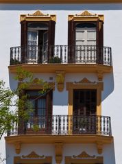 Ibiza - Architektur : Fassade am zentralen Platz Vara de Rey (2)