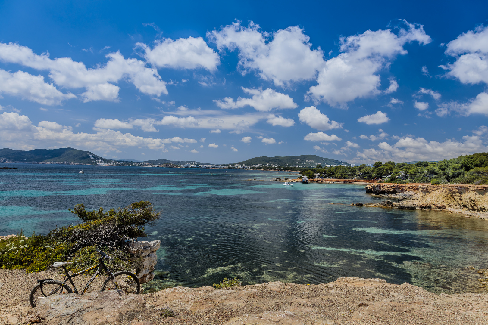 IBIZA  Ausblick vom Küstenweg nach Sta. Eulalia