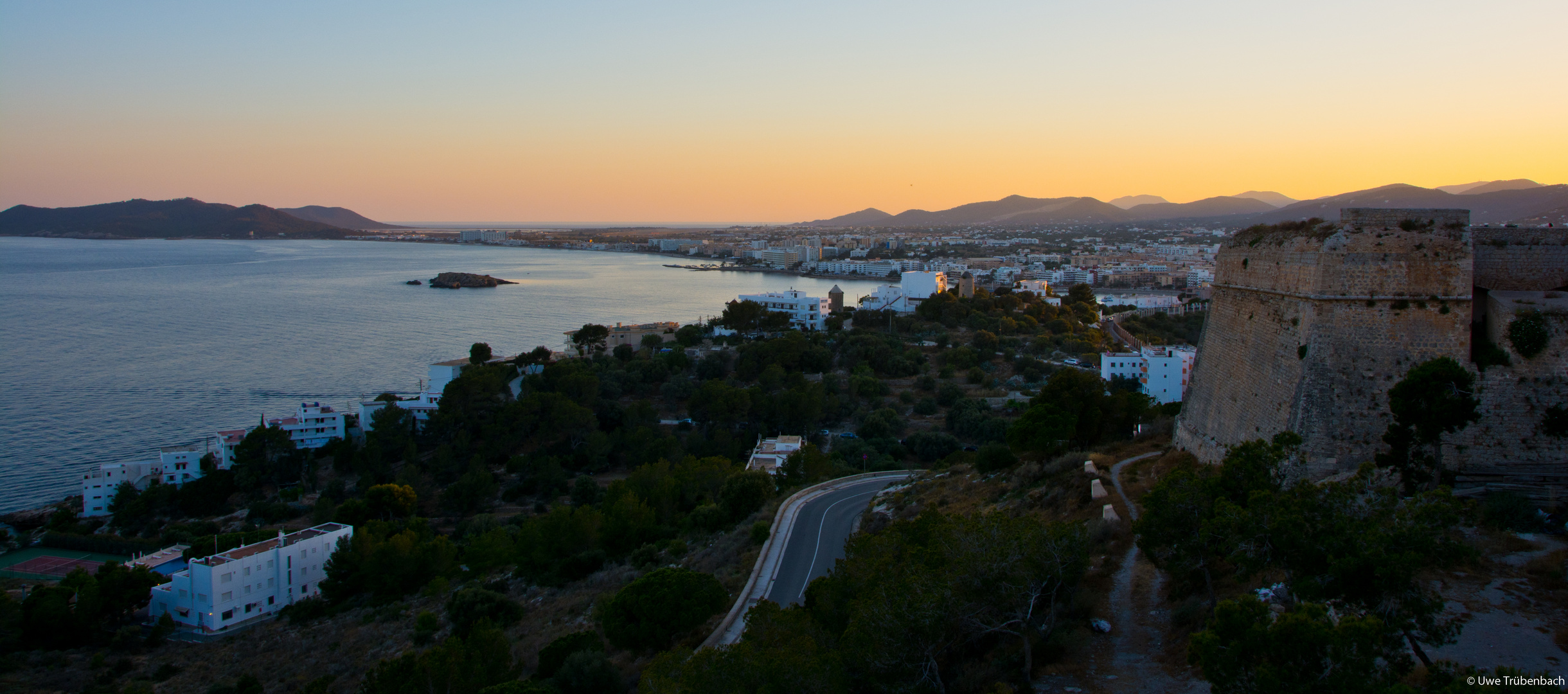 Ibiza: Blick von der Festung über Figueretas und Playa d´em Bossa in der Abenddämmerung