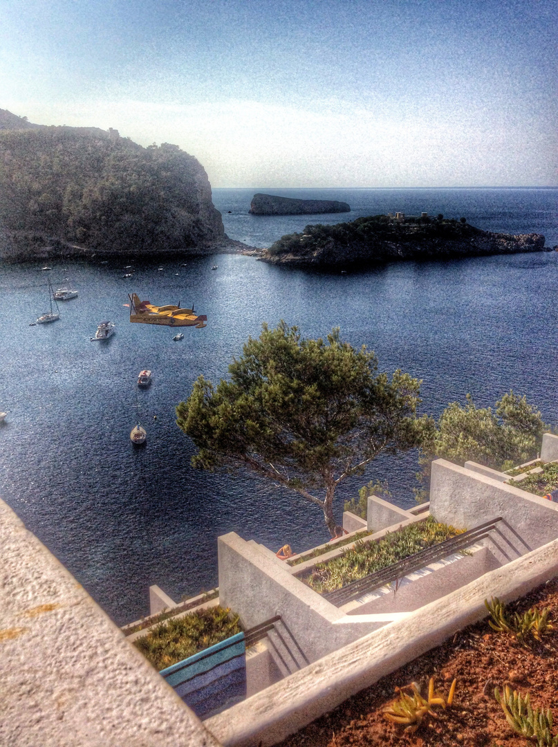 Ibiza / Löschflugzeug neben dem Hotel