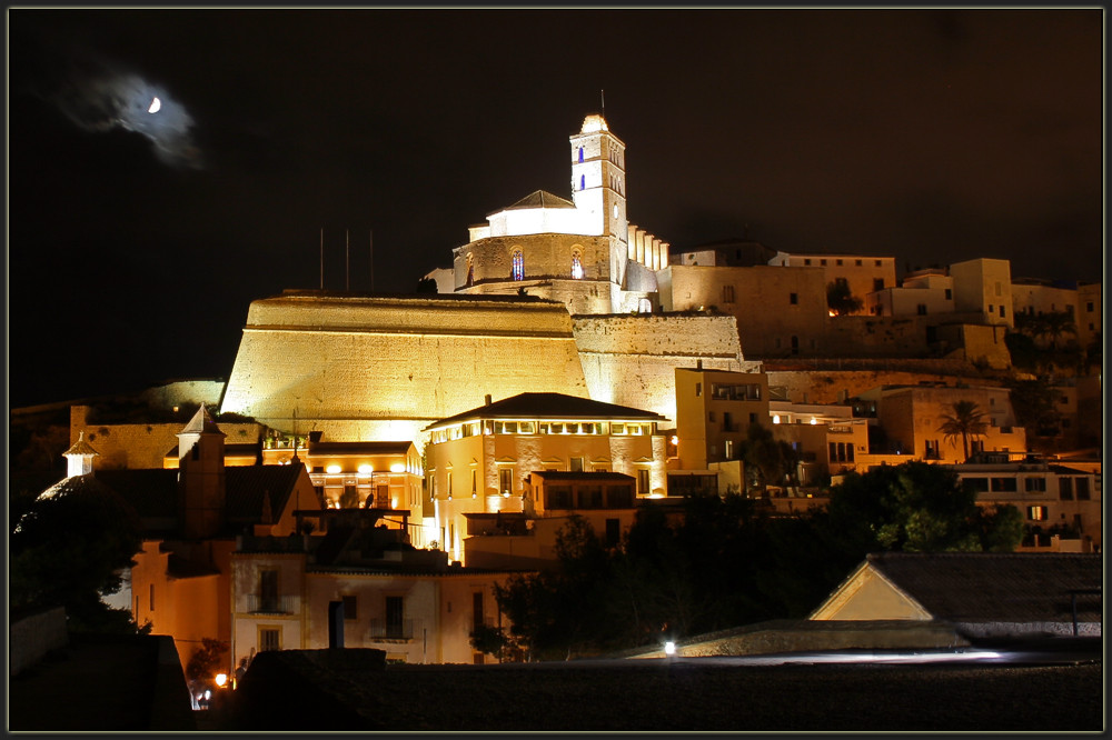 Ibiza-Stadt bei Nacht