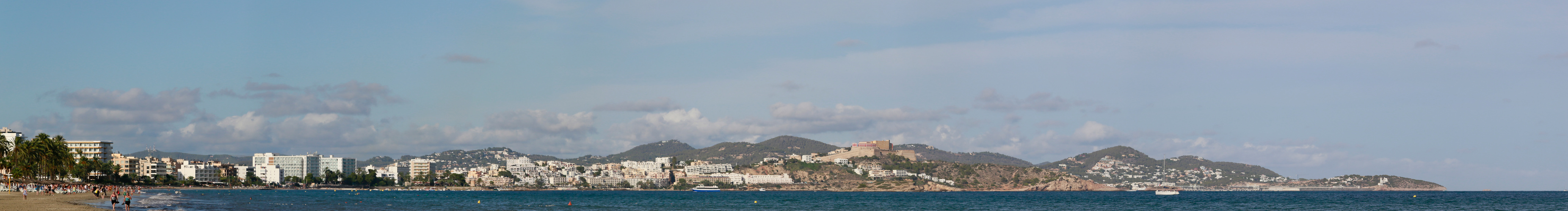 Ibiza Stadt mit Dalt Vila aus Sicht Playa en bossa (Panorama)