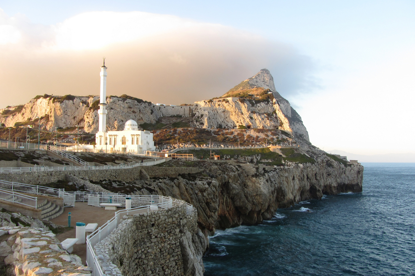 IbrahimalIbrahimMoschee vor dem Felsen von Gibraltar Foto & Bild