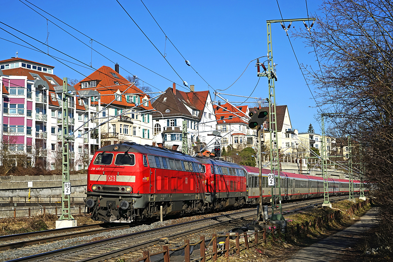 IC 119 Bodensee bei der Einfahrt in Ulm Hbf mit 218 495-0 und 218 476-0