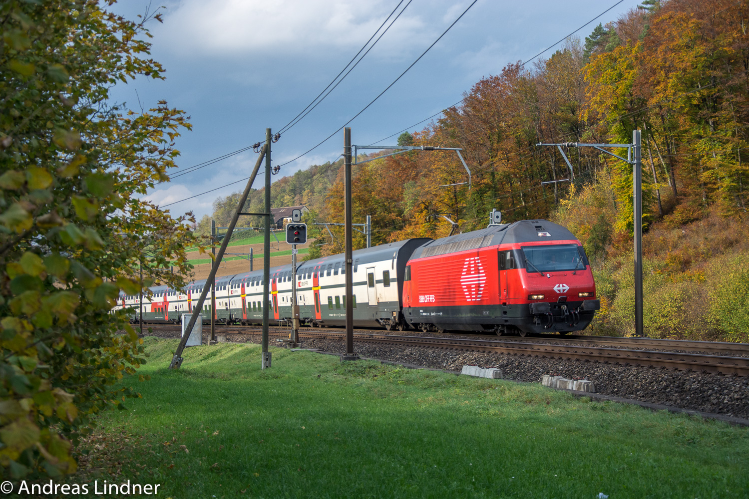 IC 2000 im Herbstlicht