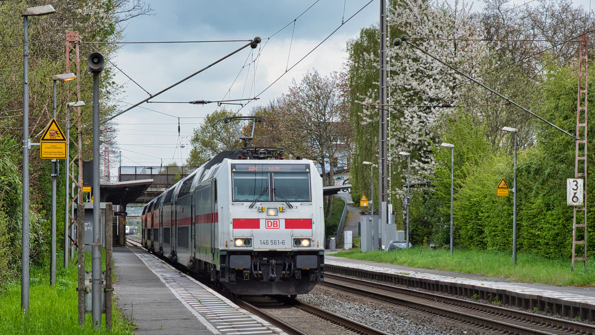 IC 2042 bei der Durchfahrt in Haan