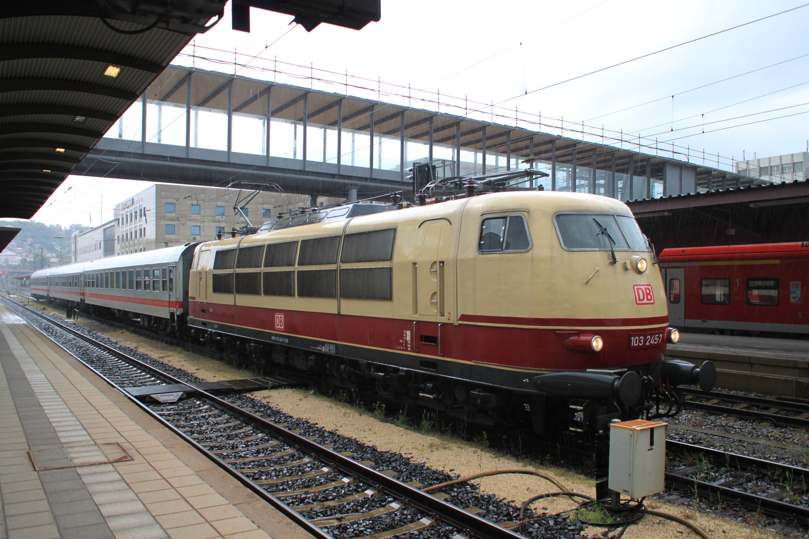 IC 2094 mit 103 245-7 in Ulm Hbf