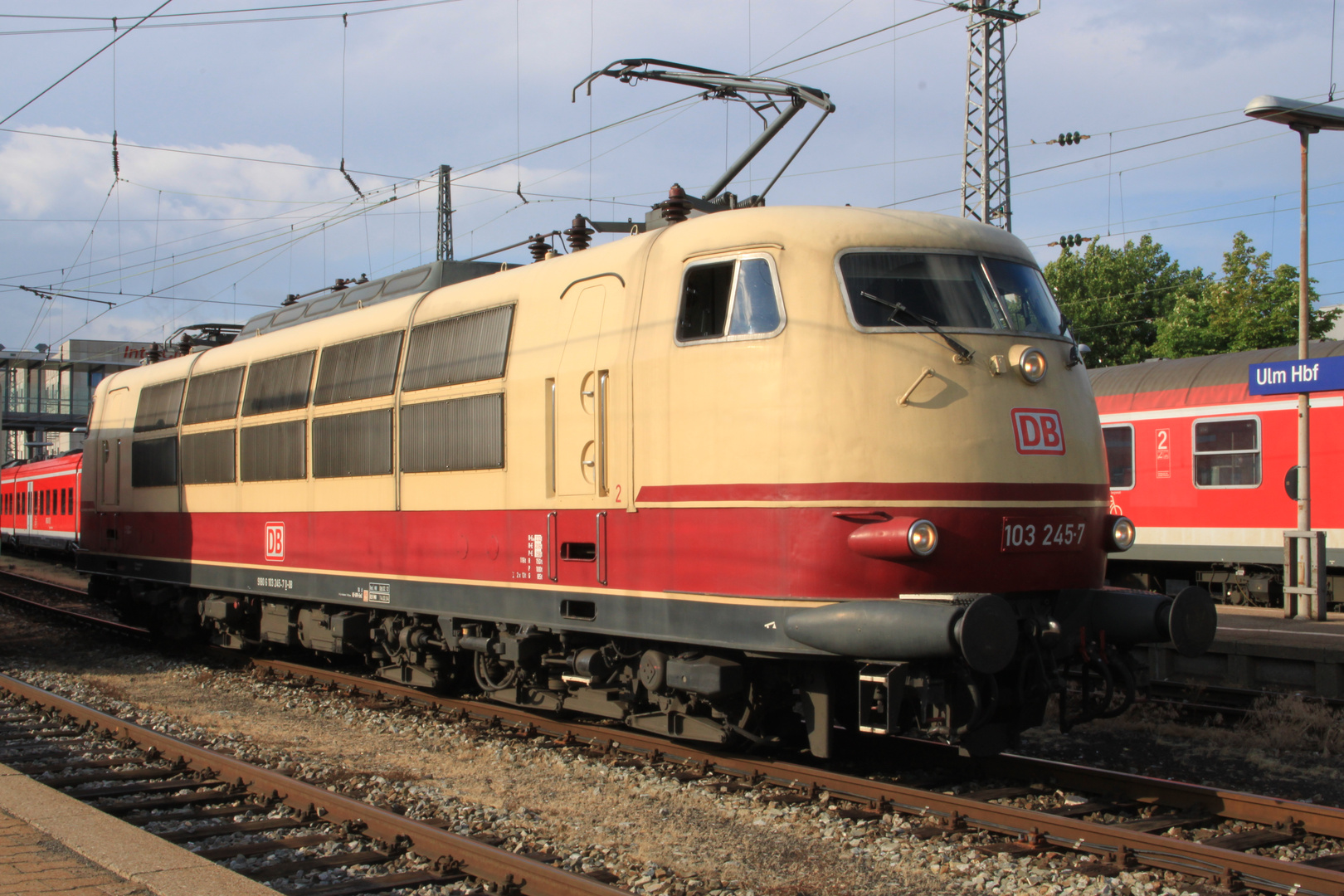 IC 2094 mit 103 245-7 in Ulm Hbf am 01.07.2011