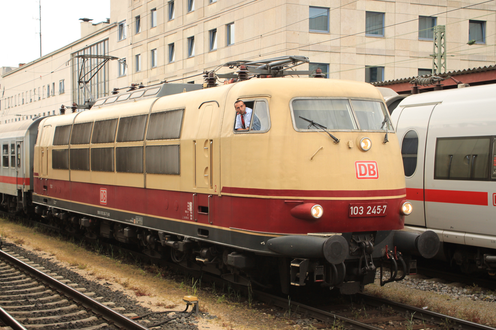 IC 2094 mit 103 245-7 in Ulm Hbf am 10.06.2011