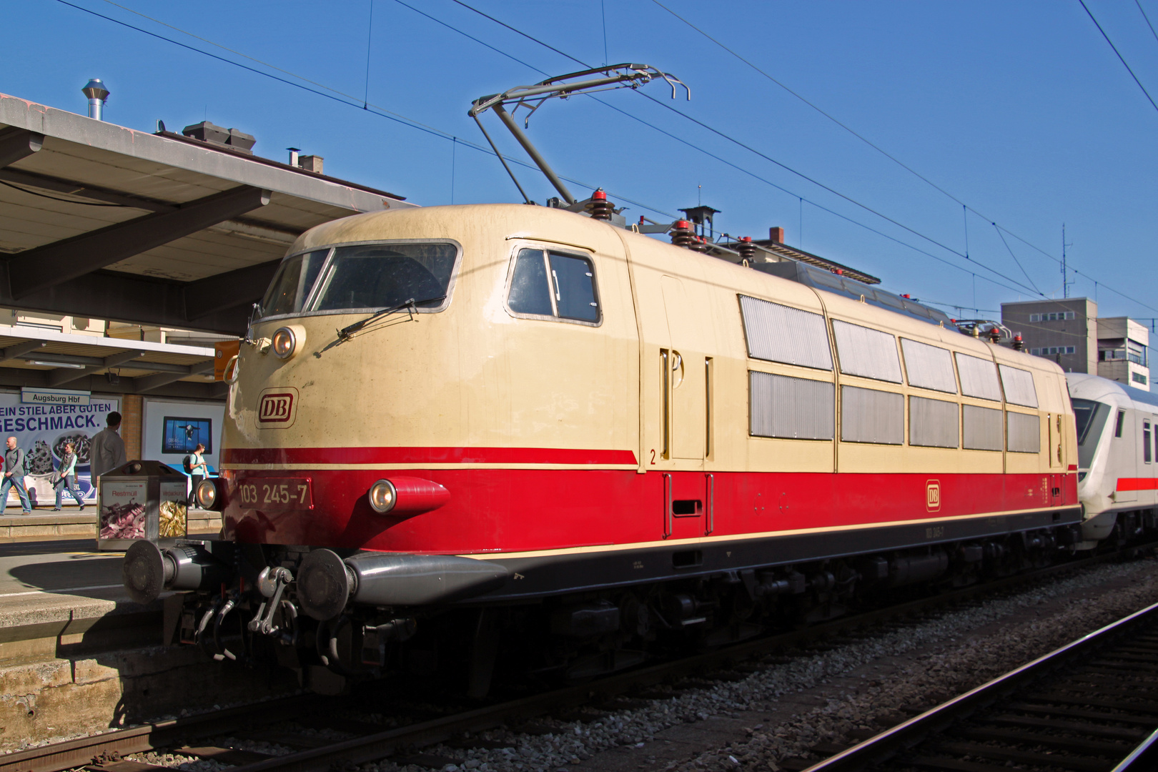 IC 2206 mit 103 245-7 in Augsburg