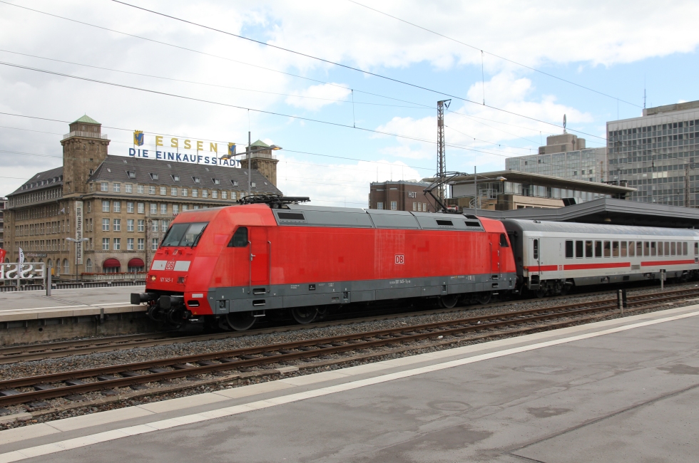 IC 2313 in der Einkaufsstadt