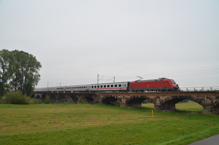 IC auf der Saalebrücke in Bad Dürrenberg