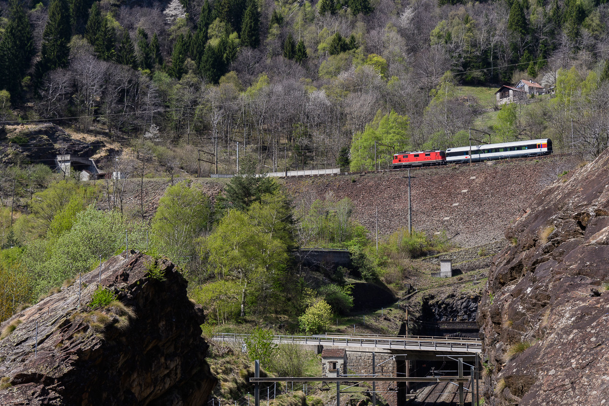 IC minimalistisch auf Gotthard-Bergstrecke