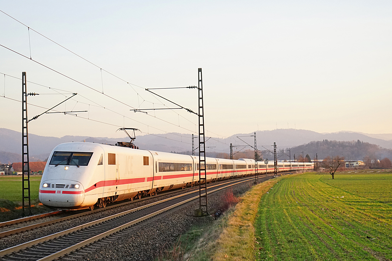 ICE 1 im vorletzten Büchsenlicht bei Kollmarsreute