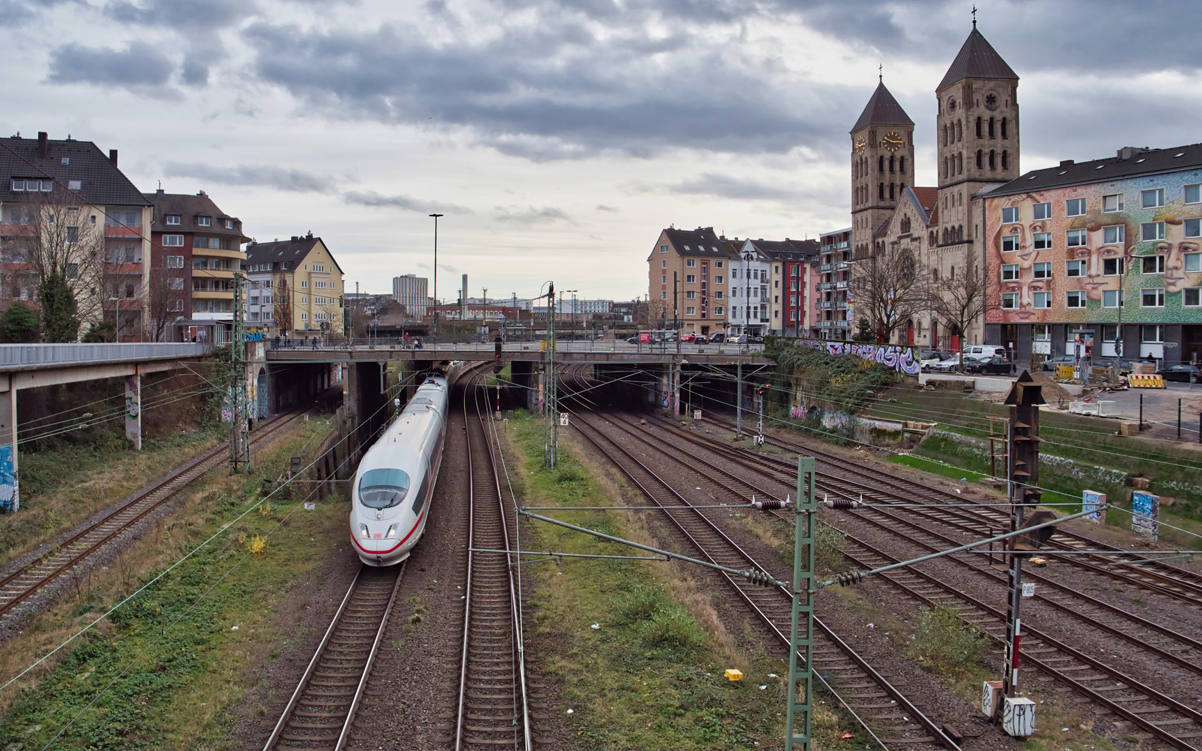 ICE 3 bei der S-Bahnstation Düsseldorf-Wehrhahn