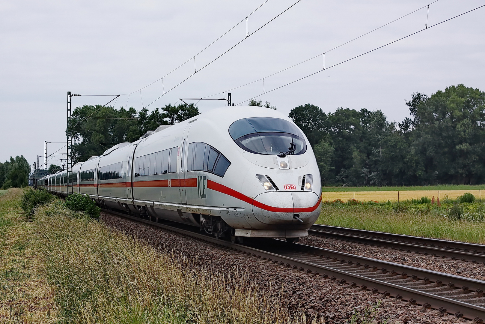 ICE 3 der BR 403/406 in Richtung Mannheim