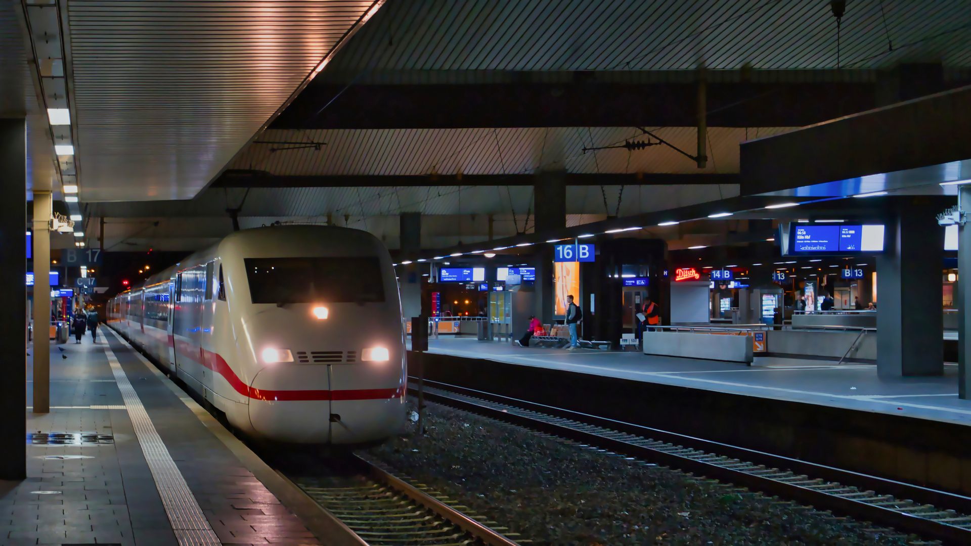 ICE 543 in Düsseldorf Hauptbahnhof