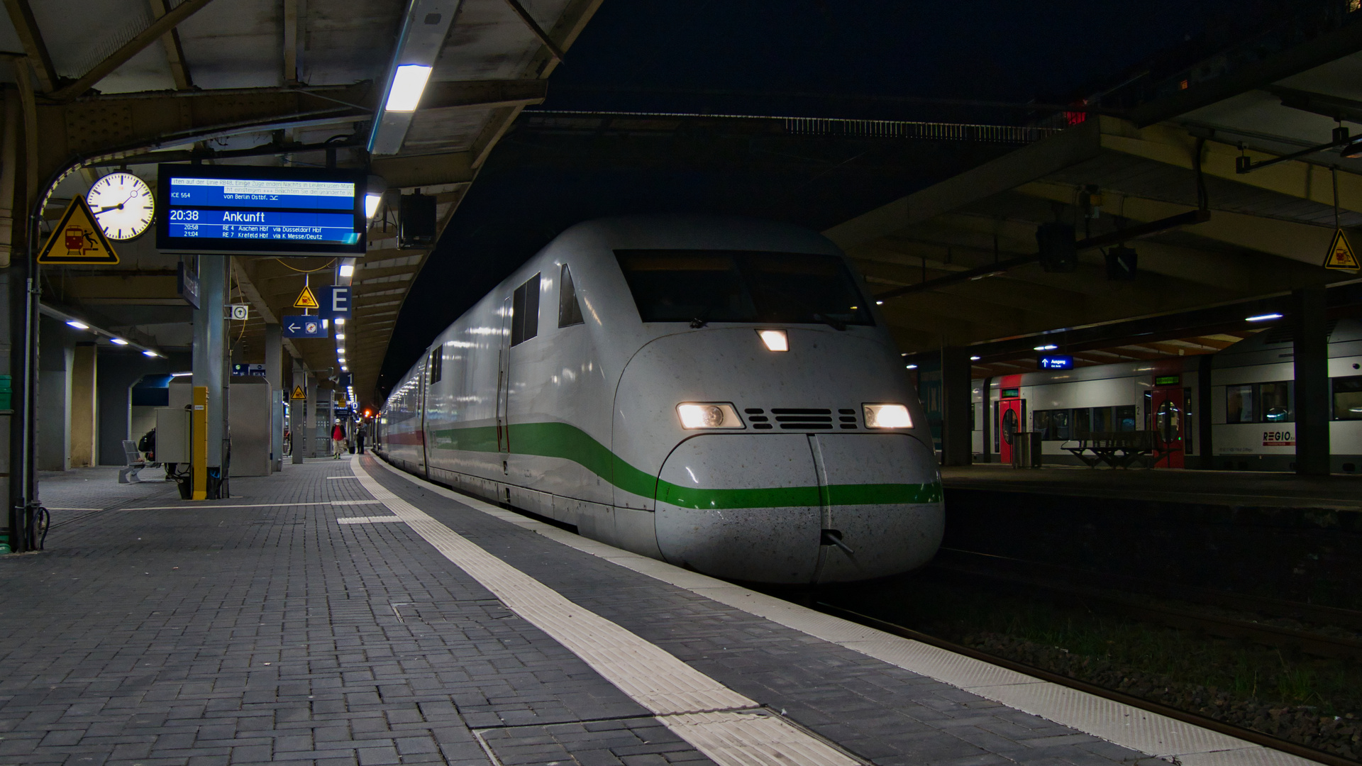 ICE 554 im Wuppertaler Hauptbahnhof