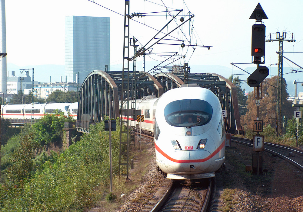 ICE 600 auf der Wiesenbrücke in Basel