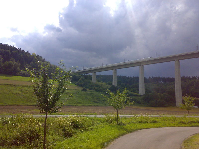 ICE auf Brücke