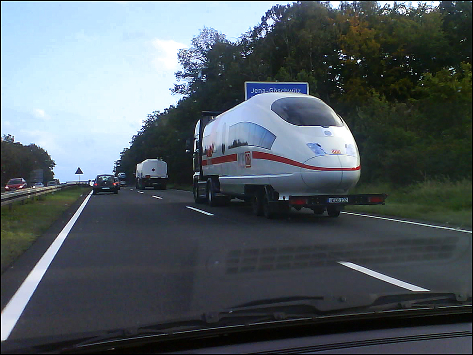 ICE auf der Autobahn...