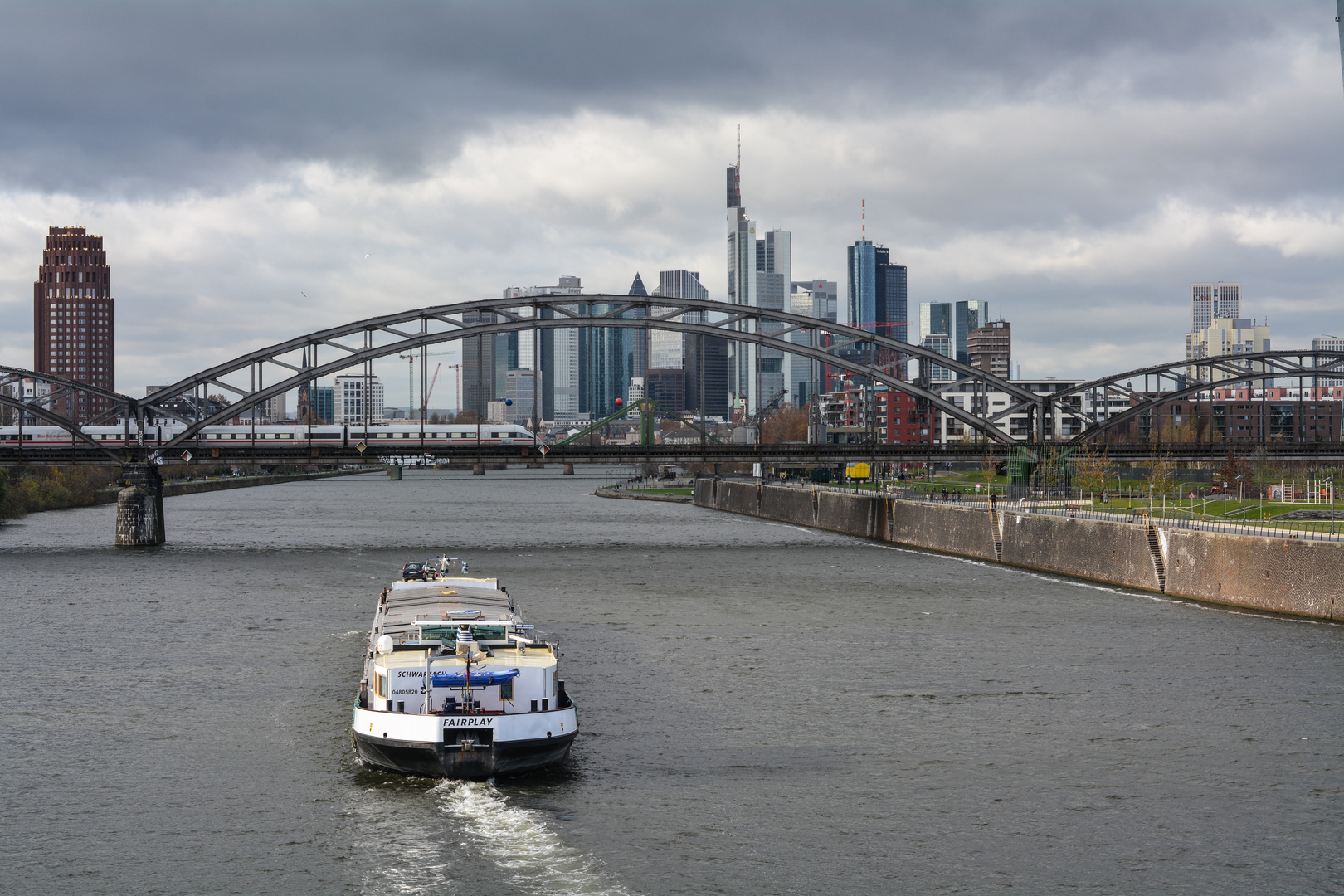 ICE auf der Deutschherrnbrücke mit Lastschiff auf dem Main