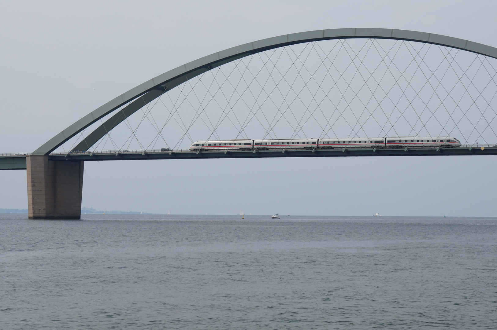 ICE auf der Fehmarnsundbrücke