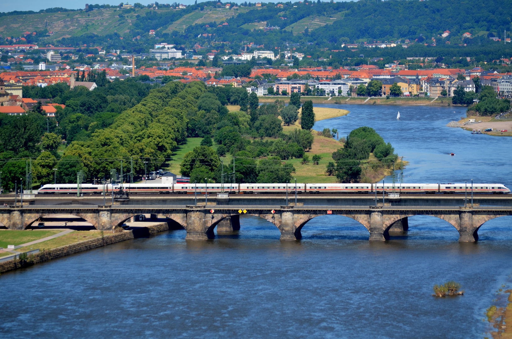 ICE auf der Marienbrücke in Dresden