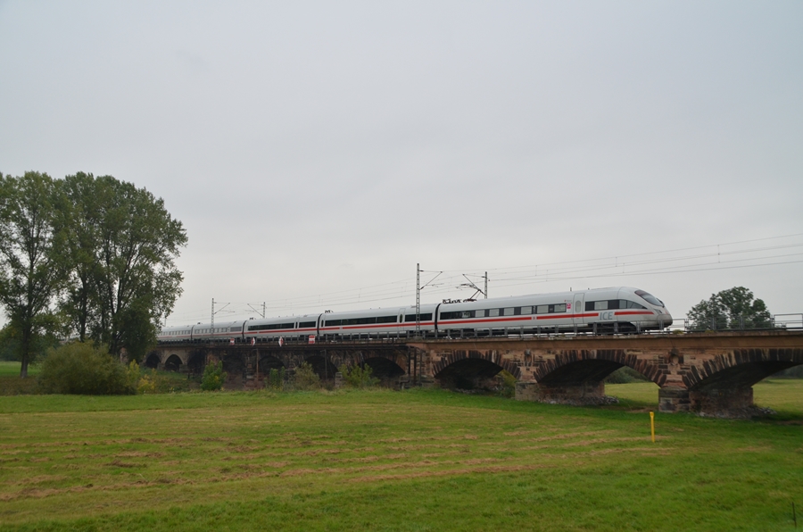 ICE auf der Saalebrücke in Bad Dürrenberg