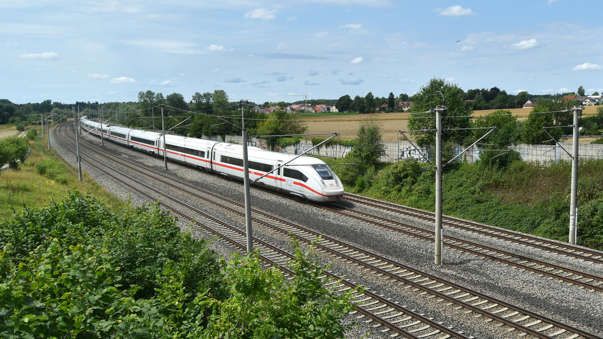 ICE auf der Schnellfahrstrecke Augsburg-München bei Hattenhofen 16.7.2023