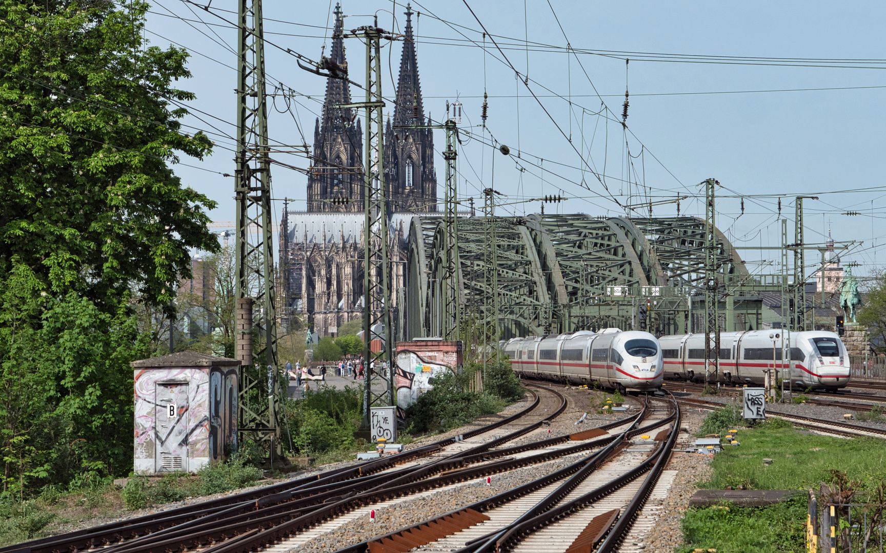 ICE-Begegnung auf der Hohenzollernbrücke