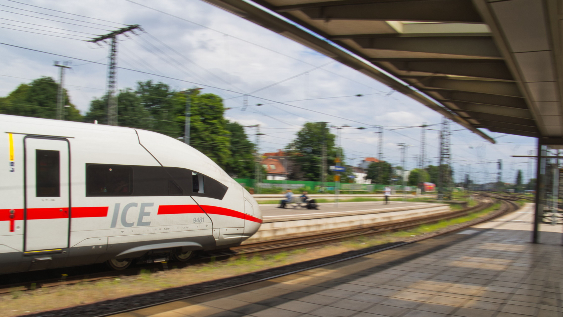 ICE bei der Ausfahrt aus dem Bahnhof